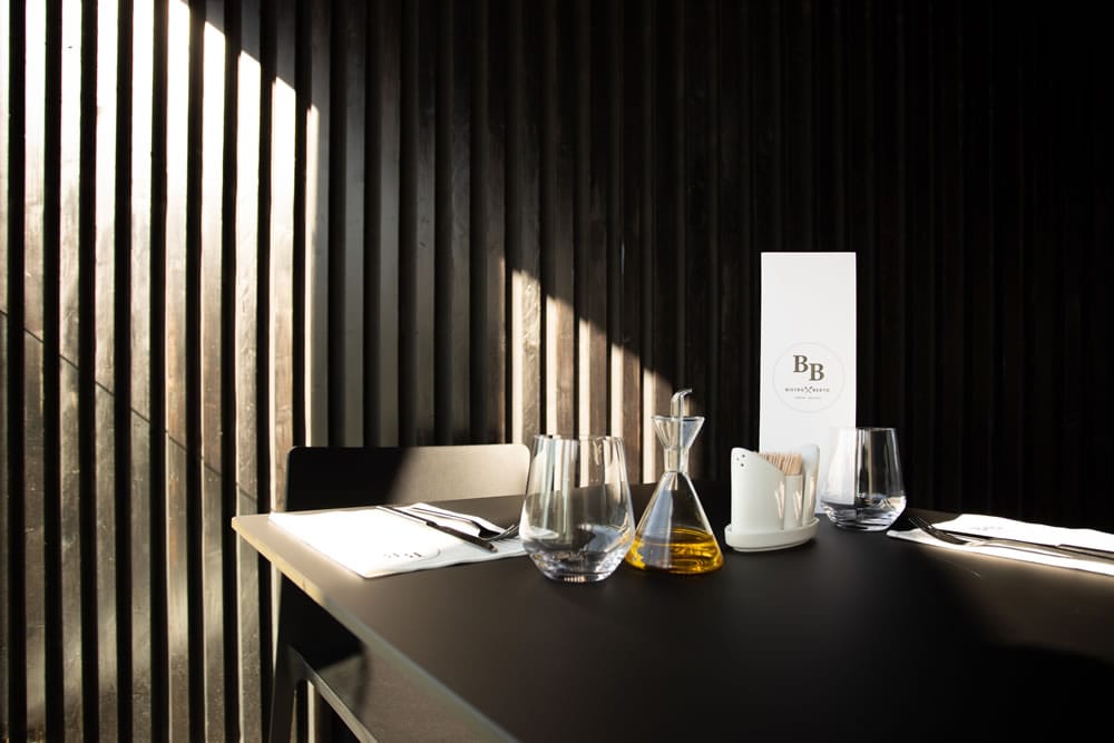 Eetzaal met natuurlijk licht en hedendaagse aankleding