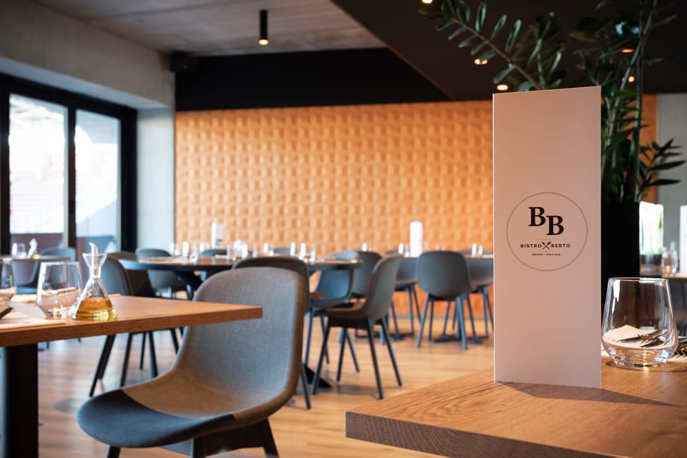 Interieur Bistro Berto - donker hout en charcoal muren