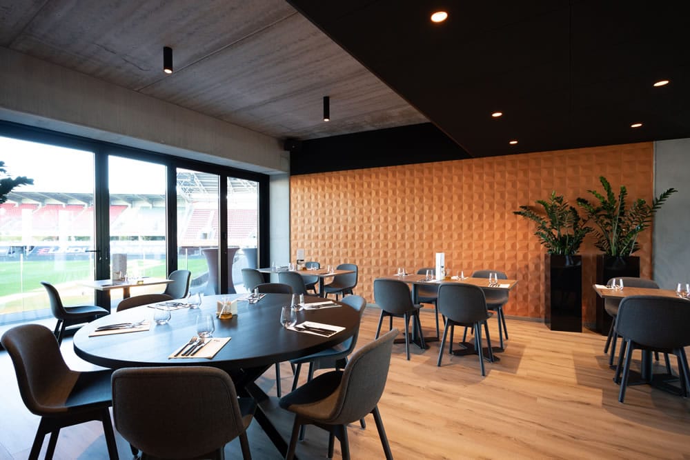 Bar met glazen op de schappen