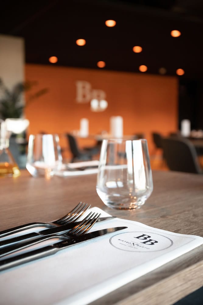 Hoek van de eetzaal met natuurlijk licht