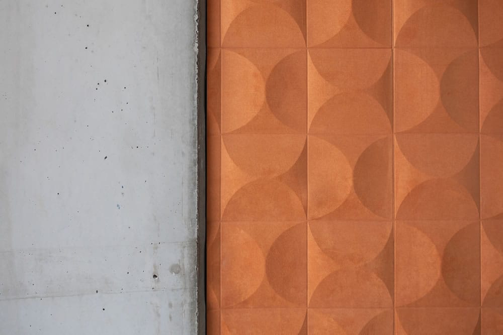 Eetzaal van Bistro Berto met geometrische kunst aan de muur