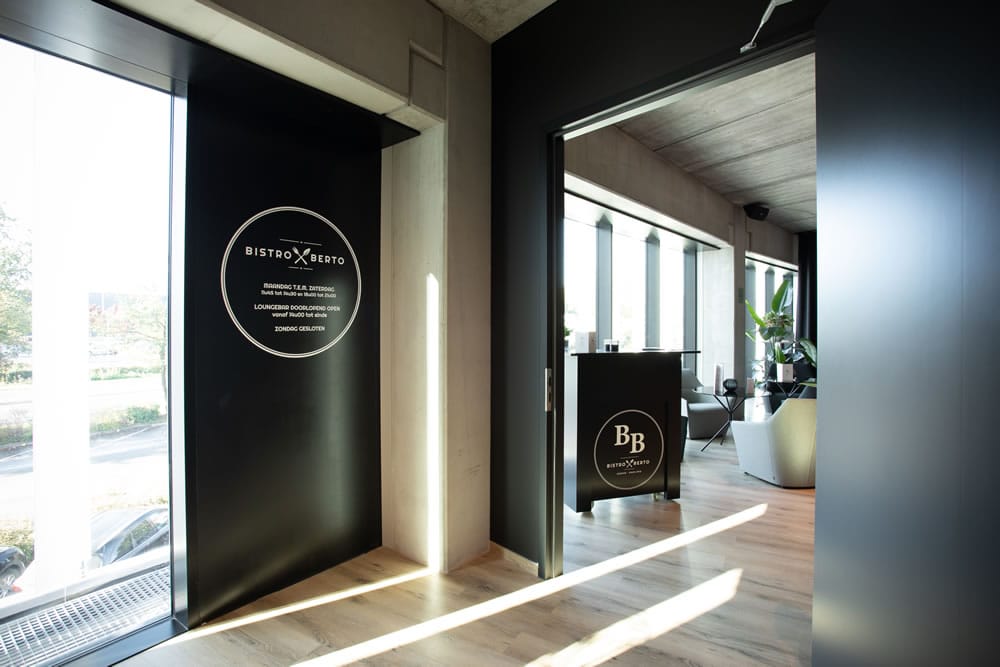 Eetzaal met grote ramen