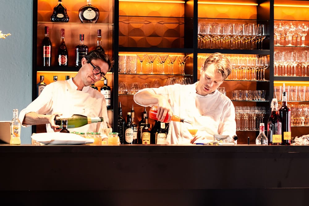 Berto en zijn team in de bar van Bistro Berto Waregem