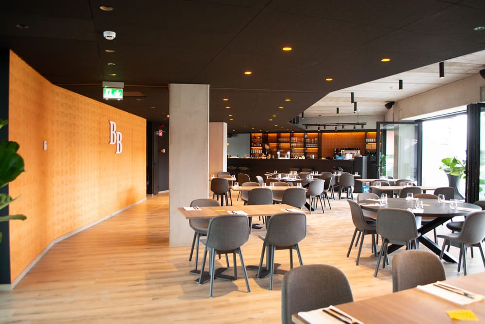 Restaurantbeeld bij avondlicht