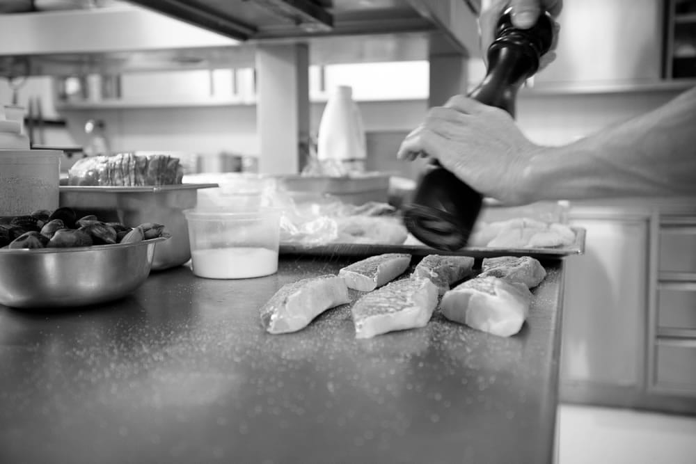 Detailfoto in zwart-wit van het restaurant