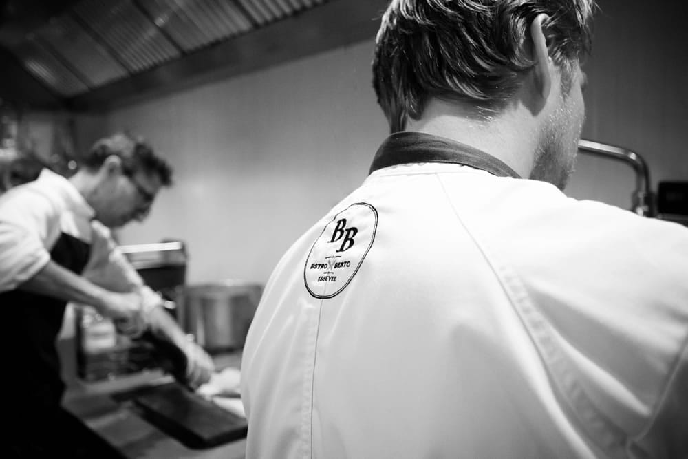 Zwart-wit sfeerbeeld van het restaurant